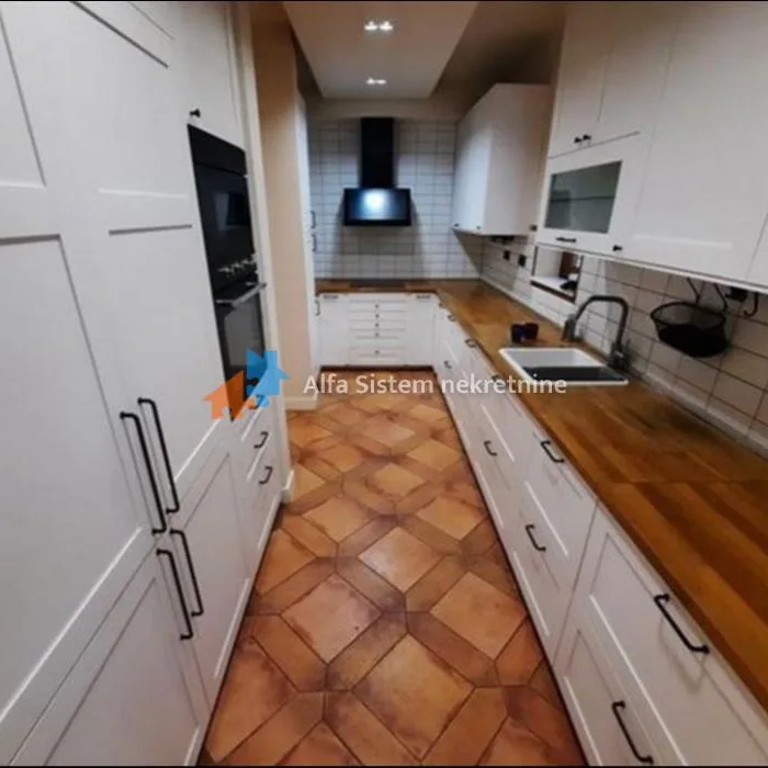 Kuća za izdavanje, Golf Naselje, Beograd, 300m², 4.000 €/mes