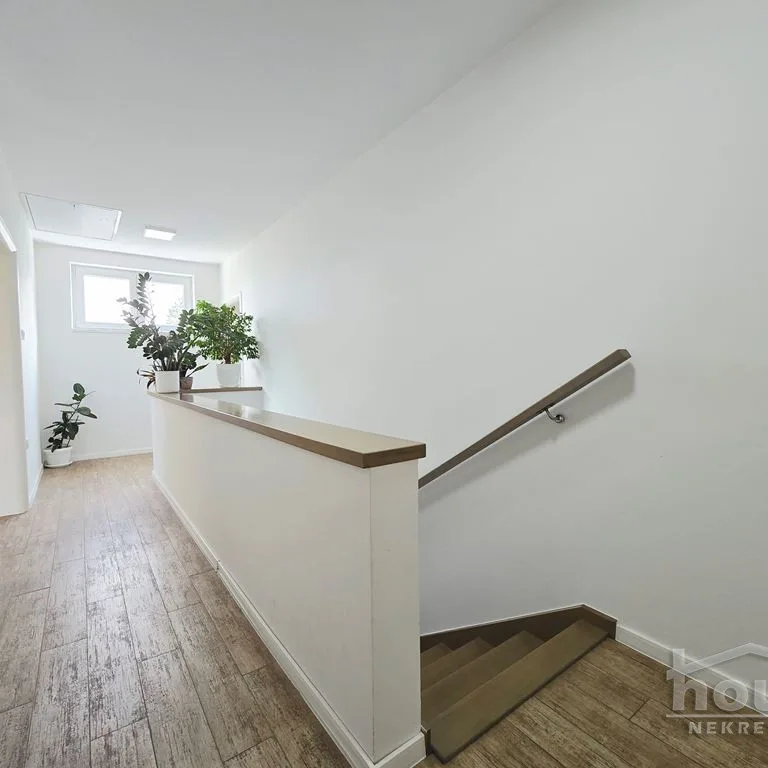 Kuća na prodaju, Čardak, Novi Sad, 244m², 1. sprat, 490.000 €