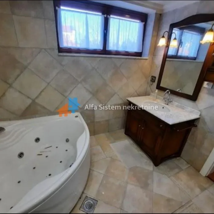 Kuća za izdavanje, Golf Naselje, Beograd, 300m², 4.000 €/mes