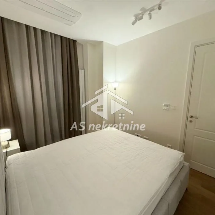 Dvosoban stan za izdavanje, Kalenić Pijaca, Beograd, 55m², 4. sprat, 1.300 €/mes