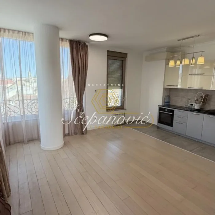 Trosoban stan za izdavanje, Centar, Novi Sad, 57m², 4. sprat, 1.000 €/mes