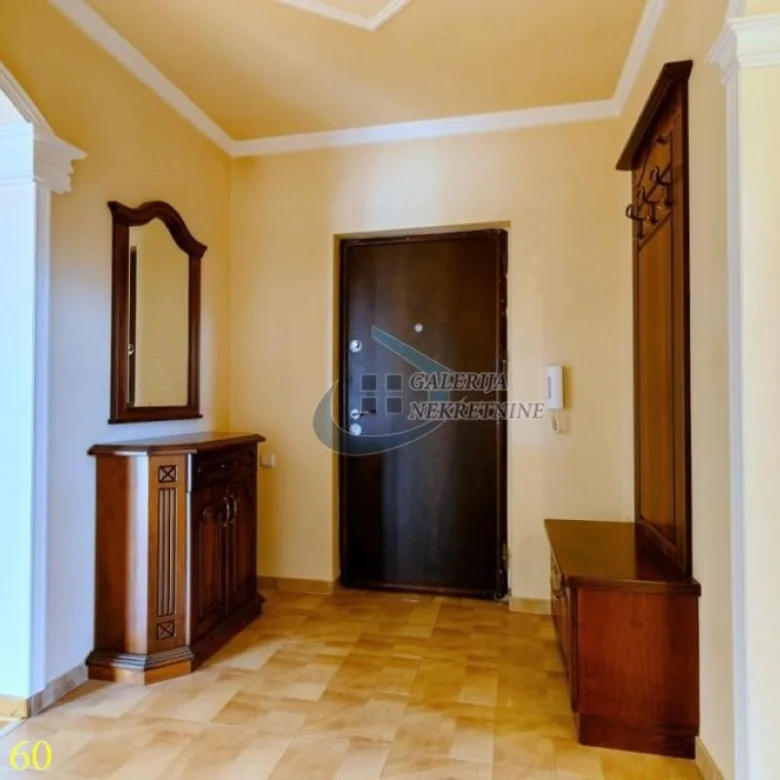 Četvorosoban stan na prodaju, Farmaceutski Fakultet, Beograd, 99m², 247.500 €