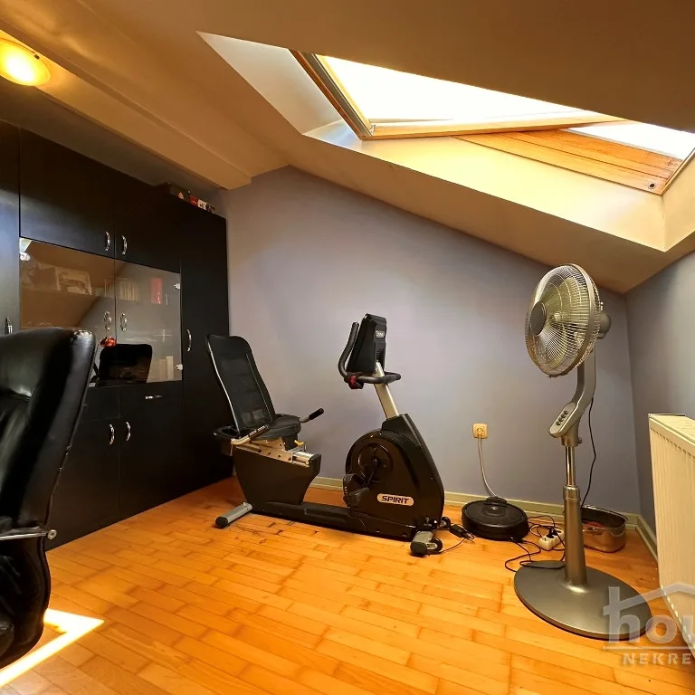 Četvorosoban stan na prodaju, Centar, Novi Sad, 114m², 5. sprat, 300.000 €