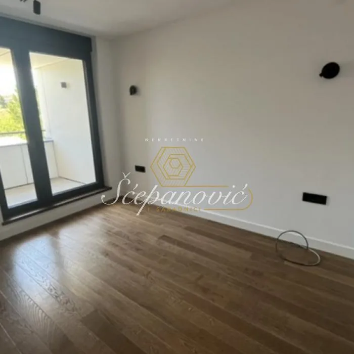 Četvorosoban stan na prodaju, Adamovićevo Naselje, Novi Sad, 368m², 700.000 €