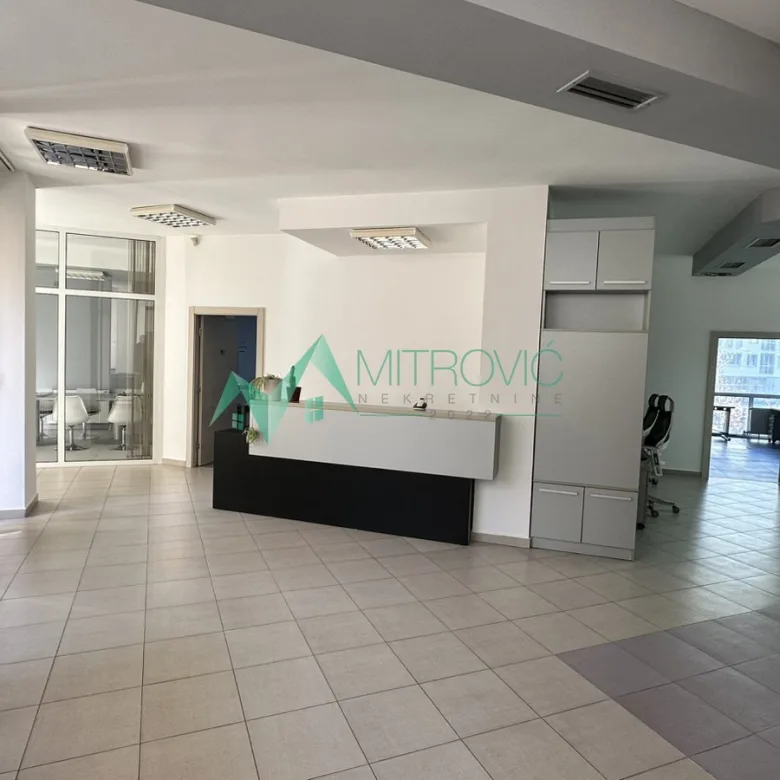 Lokal za izdavanje, Bulevar Oslobođenja, Novi Sad, 282m², 3.000 €/mes