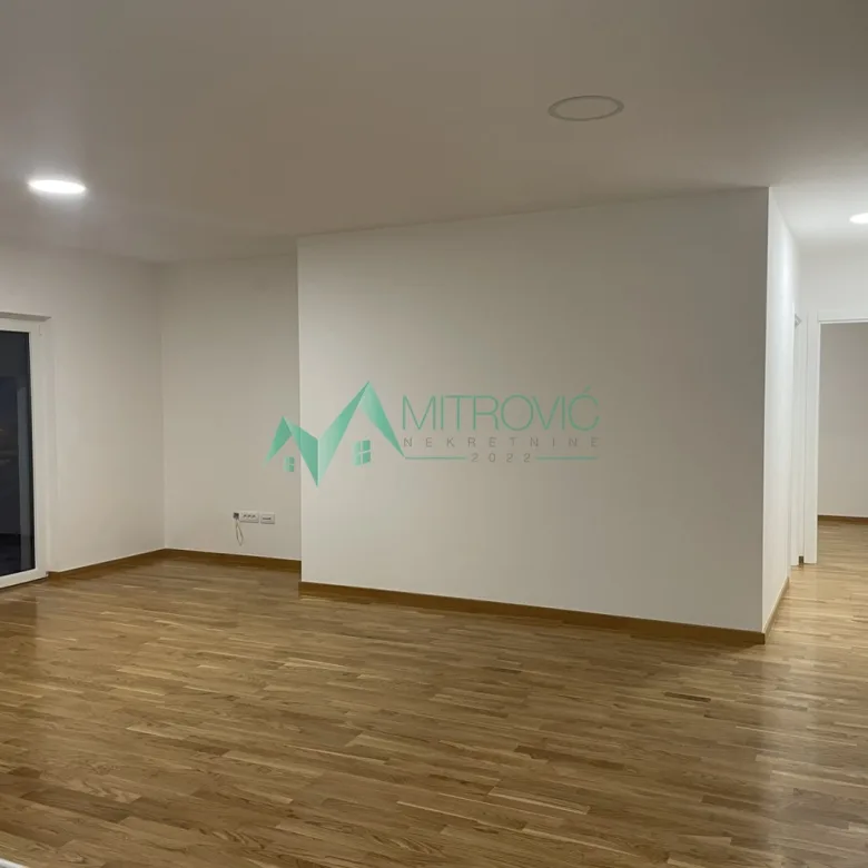 Trosoban stan na prodaju, Salajka, Novi Sad, 77m², 500 €
