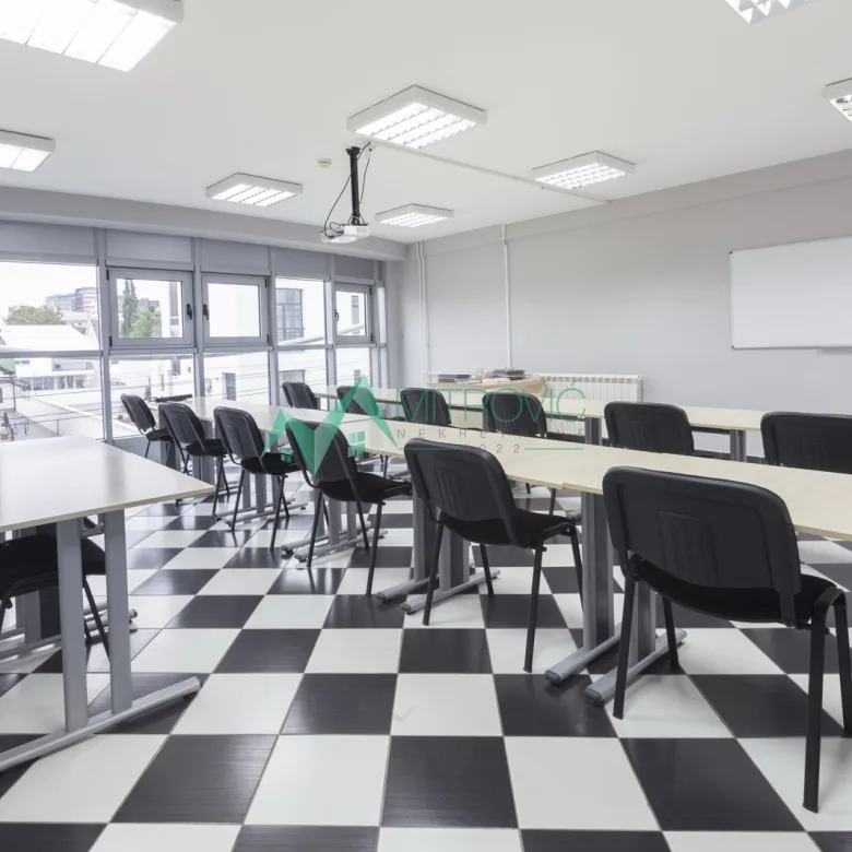 Lokal za izdavanje, Bulevar Evrope, Novi Sad, 200m², 2.000 €/mes