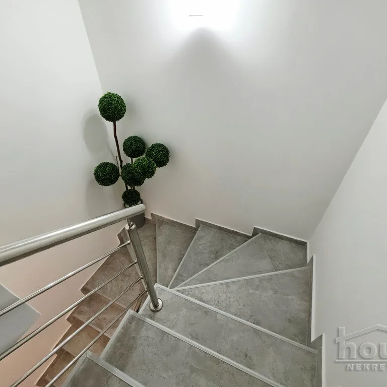 Četvorosoban stan na prodaju, Bulevar Patrijarha Pavla, Novi Sad, 113m², 5. sprat, 250.000 €