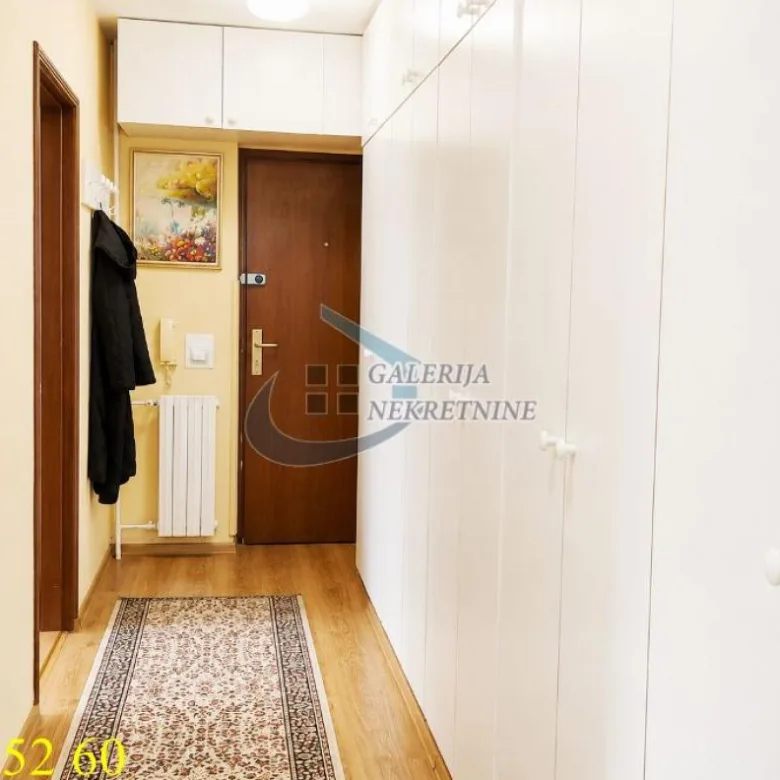 Dvoiposoban stan na prodaju, Centar, Inđija, 72m², 130.000 €