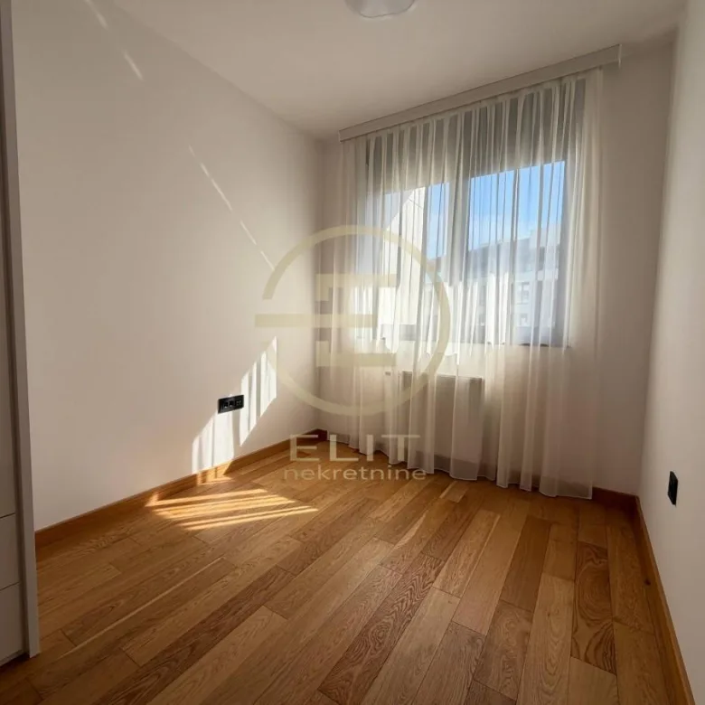 Trosoban stan za izdavanje, Sajmište, Novi Sad, 72m², 5. sprat, 1.300 €/mes