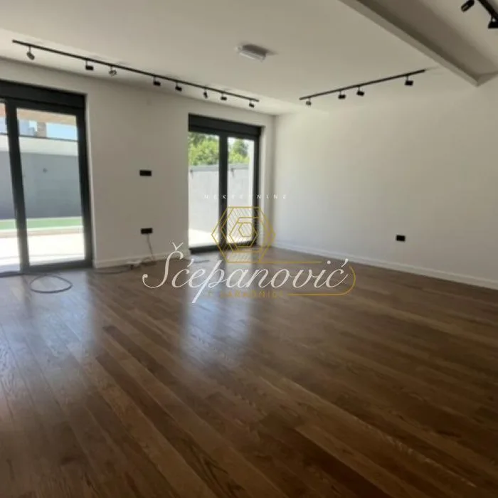 Stan Prodaja Novi Sad  368 m2