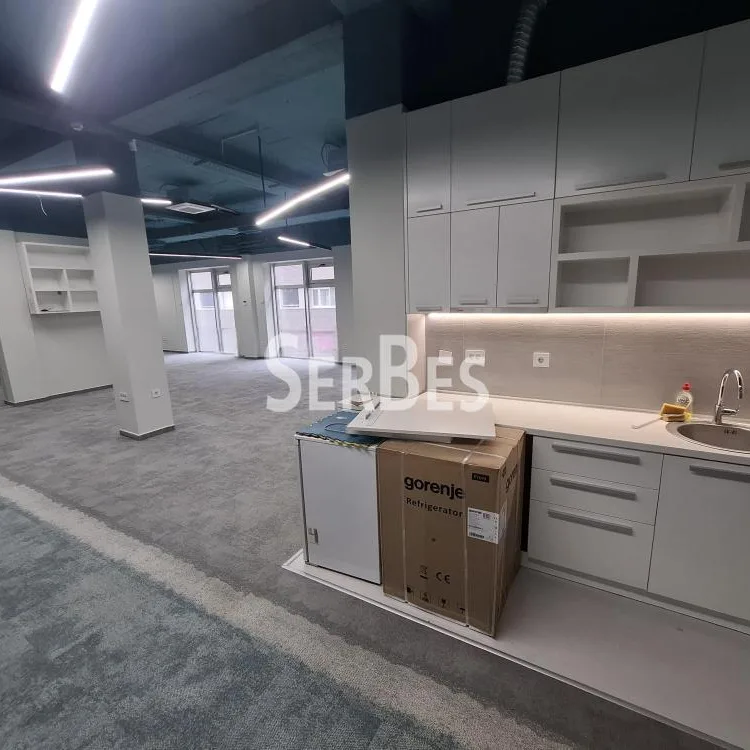 Lokal za izdavanje, Bulevar Oslobođenja, Novi Sad, 131m², 1.572 €/mes