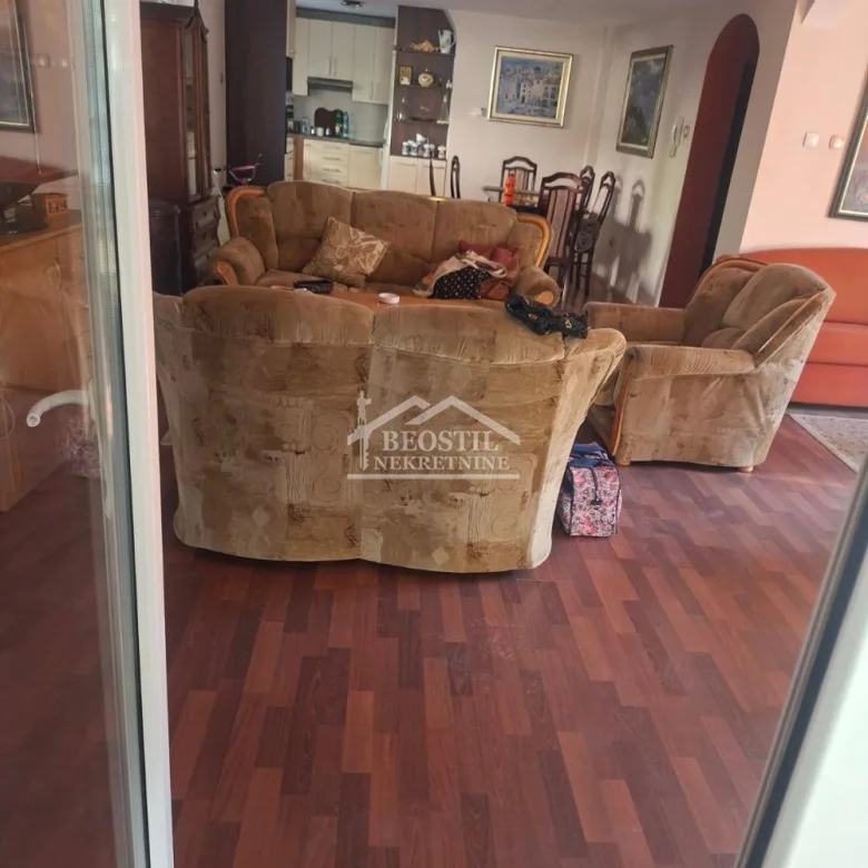 Kuća Izdavanje Beograd Ledine 233 m2