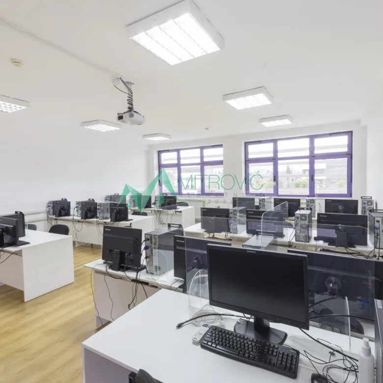 Lokal za izdavanje, Bulevar Evrope, Novi Sad, 200m², 2.000 €/mes