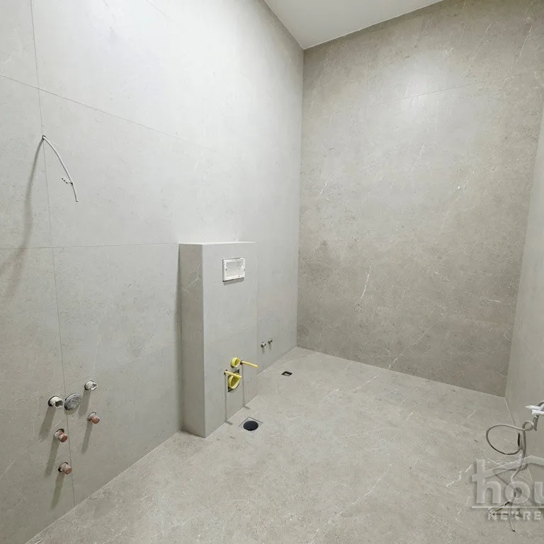 Četvorosoban stan na prodaju, Sremska Kamenica, Novi Sad, 140m², 1. sprat, 357.000 €