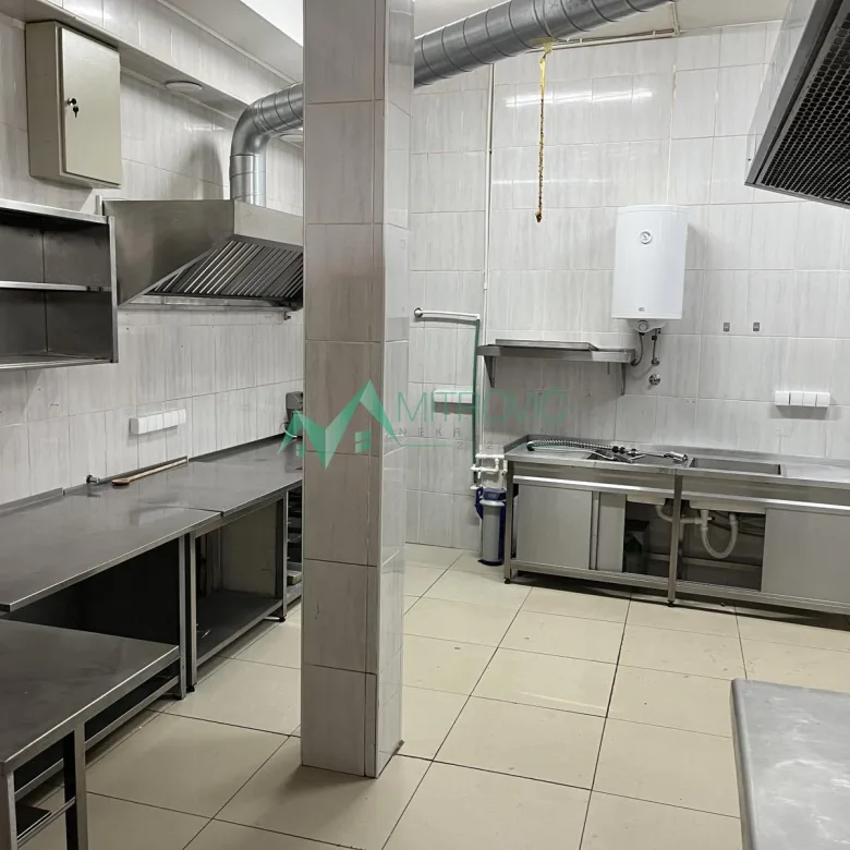 Lokal za izdavanje, Grbavica, Novi Sad, 111m², 2.000 €/mes