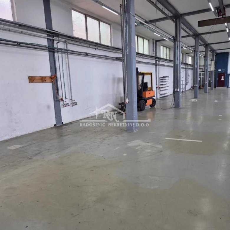 Lokal Izdavanje Pećinci  555 m2